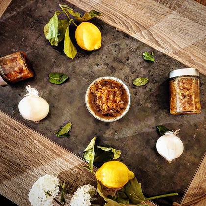 Confiture d’oignons au citron, miel et menthe