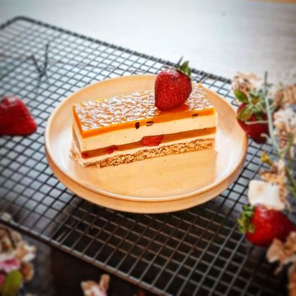 Alizé Entremets Mangue, Passion, Noix de Coco, Fraises et Tonka