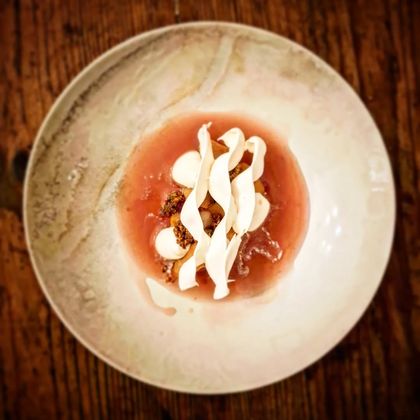 Les Jardins Suspendus de Cydonia Dans l'esprit d'une pavlova, coing, hibiscus et miel